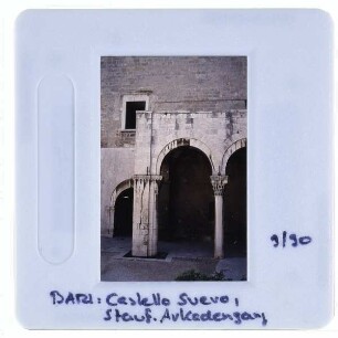 Bari, Castello Normanno-Svevo / Kastell : Innenhof, Südseite, Arkadengang