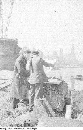 Dresden, u.a. Biergarten an der Augustusbrücke - Elbufer - Dr.-Rudolf-Friedrichs-Brücke (Carolabrücke), Vorbereitungen zum Neubau - Trümmerbahn - Neustädter Markt - Semperoper, April 1952