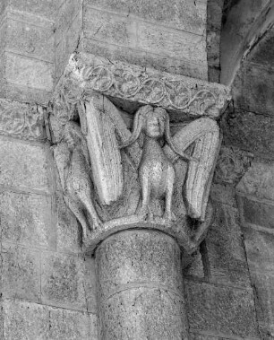 Romanische Kapitelle mit Fabelwesen — Sirenenkapitell