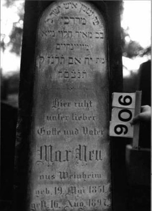 Grabstein 906 (Index: 99802552) Material: Sandstein mit Marmorplatte Zustand: gut Maße HxBxT: 220x43x28 cm Beschreibung: erhöht. mehrfach getreppt. Sockel, Obelisk, Inschriftenplatte mit Rundbogenabschluß Besonderheit: Endreim: Grabstein 906 (Detailaufnahme 2)