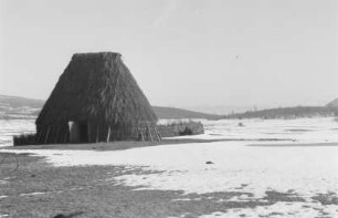 Heuhütte : Heuhütte in einer verschneiten Landschaft