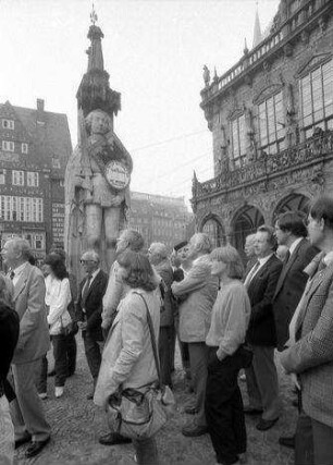 Bremen: Journalistengruppen vor dem Roland