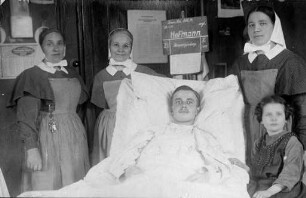 Erster Weltkrieg - Reservelazarett Gewerbeschule. Schwestern und Patient mit Kind