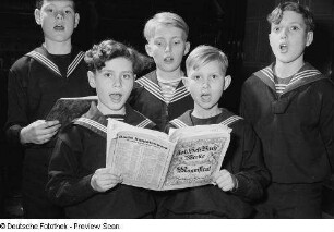 Fünf Mitglieder des Thomanerchors beim Singen