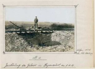 Foto eines Soldaten vor zerstörten Gleisen in Bazancourt