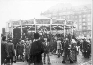 Dresden, Altmarkt. Striezelmarkt. Besucher vor Karussell