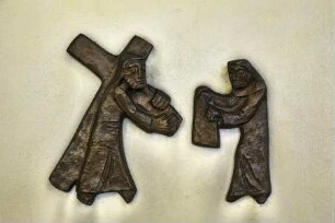 Kreuzweg mit fünfzehn Stationen — Christus trifft Veronika, die ihm ihr Tuch reicht, damit er sein Gesicht trocknen kann
