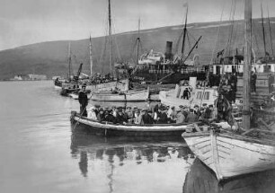 Akureyri (Island). Hafen im Eyjafjord. Einbooten von Passagieren des Hochseepassagierdampfers "Victoria Luise"