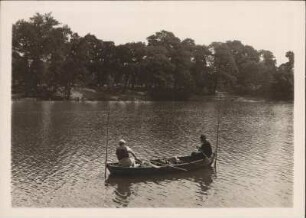 Berlin-Plötzensee. Zwei Angler in einem Ruderboot. Ihr Boot ist an zwei Stöcken vertäut