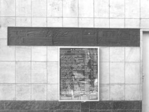 Bahnhof Dresden-Neustadt, Empfangsgebäude, Schalterhalle. Einbau (1971) für die Fahrkartenschalter, Nordostseite mit zweiteiligem Wandfries zur Eisenbahngeschichte, Detail: Linker Teil : Dresden-Neustadt, Schlesischer Platz. Bahnhof Dresden-Neustadt, Empfangsgebäude, Schalterhalle. Einbau (1971) für die Fahrkartenschalter, Nordostseite mit zweiteiligem Wandfries zur Eisenbahngeschichte, Detail: Linker Teil
