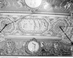 Gewölbedekoration mit ornamentalen Stukkaturen, Stuckreliefs und gemalten Putten von Pietro Carrarini?, Detail: Apoll und die Musen