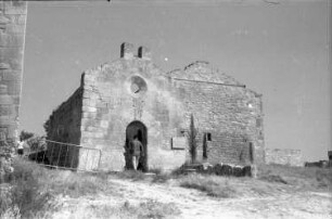 Frankreich. Les Baux-de-Provence. Château des Baux. Kirchplatz. Chapelle des Pénitents Blancs (Kapelle der Weißen Büßer; M. 17. Jh.). Eingangsseite