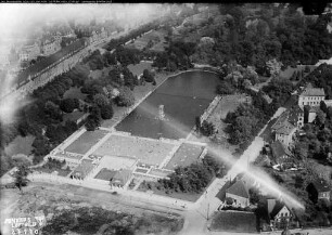 Weimar, Badeanlage; Blick aus Richtung Südwesten auf das Schwanseebad. Links Wohnhäuser Asbachstraße. Rechts Schwanseestraße