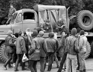 Demonstranten diskutieren mit britischen Soldaten während des NATO-Manövers Flinker Igel, an dem 52.000 Soldaten aus verschiedenen NATO-Staaten teilnahmen, um nukleare und konventionelle Kampfsituationen zu simulieren, Bayern