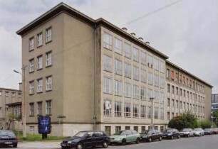 Dresden-Johannstadt, Hans-Grundig-Straße 25 (Gebäude der Fakultät Informatik der TU Dresden). Sächsische Landesbibliothek - Staats- und Universitätsbibliothek Dresden. Zweigbibliothek Informatik.