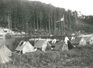 Wasserwanderung Regensburg-Wien der sächsischen Teilnehmer des Arbeiterjugendtreffens am 15. Juli 1929 in Wien. Blick auf einen Zeltplatz mit Wimpel der Sektion Dresden-Zschachwitz der "Naturfreunde"