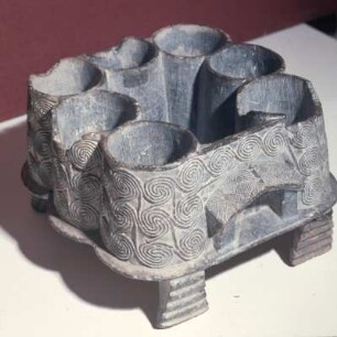 Pyxis in Gestalt eines Gebäudemodells (Kernos) : München, Antikensammlung. Pyxis von Milos. Gebäudemodell, frühkykladisch II. Chloritschiefer, Höhe 9,5 cm, Länge 12 cm, Breite 15,9 cm. Zylindrischer Behälter (Nr. 360)
