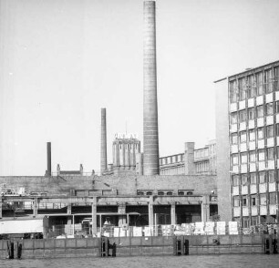 Berlin-Schöneweide, Wilhelminenhofstraße 76/77. Kabelwerk Oberspree (Inbetriebnahme 3.10.1897, Betriebsschließung um 1998/1999). Werksgelände (Teilansicht). Ansicht von Süden (von der Spreeseite)
