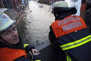 Der erste Herbststurm, Hochwasser in Hamburg am Fischmarkt. Dieser AUDI-Fahrer hat es versaeumt, seinen PKW rechtzeitig zu entfernen. Die Feuerwehr verschafft sich einen Ueberblick. 09.11.2007