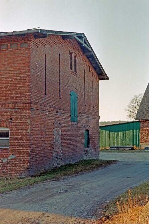 Drahtmühle (11): Hofanlage: rückwärtiger Querbau Wirtschaftsgebäude, Giebelseite mit Luke: hinten rechts Nebengebäude