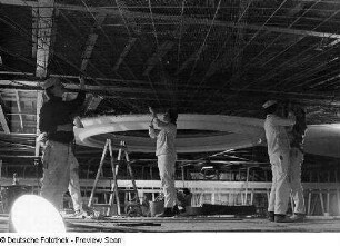 Opernhaus. Der Plafond im Zuschauerraum wird aus Stuckrabitz hergestellt