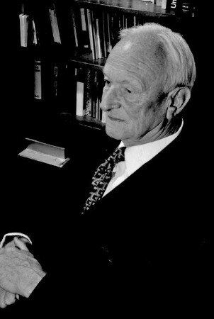 Freiburg: Wohnung; Hermann Linnemann; Portrait; vor Büchern