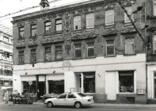 Leipzig-Plagwitz, Fröbelstraße 2/Ecke Zschochersche Straße. Wohnhaus mit Läden (um 1885/1890, um 1910). Straßenansicht (Zschochersche Straße)