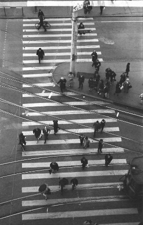 Basel: Fußgänger auf Zebrastreifen, von oben