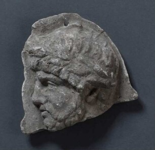 Kopf eines bekränzten kurzbärtigen Römers im Profil nach links