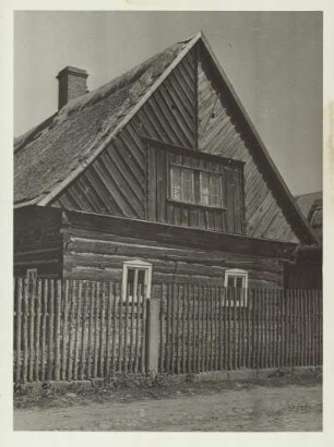 Sudetengau. Hirschberg am See (Doksy). Ansicht eines im Blockhausstil errichteten Holzhauses.