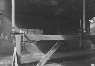 Eisenbahnbrücke der Grubenbahn zum Industrie-Kraftwerk Lauta über eine Dorfstraße. Untersicht auf Holzgerüst mit Meßstellen für das (Durchbiegungs-?)Verhalten des Brückenüberbaues : Laubusch (Niederlausitz). Eisenbahnbrücke der Grubenbahn zum Industrie-Kraftwerk Lauta über eine Dorfstraße. Untersicht auf Holzgerüst mit Meßstellen für das (Durchbiegungs-?)Verhalten des Brückenüberbaues
