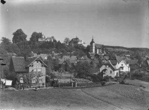 Unbekannter Ort. Ortsansicht mit Kirche