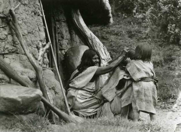 Grand-mère et petit-fils écoutent leur père (San Sebastian)