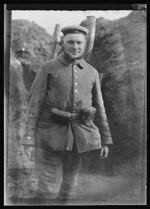 Soldat in einem Laufgraben
