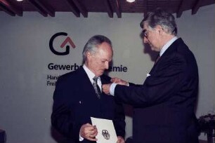 Freiburg im Breisgau: Peter Müller, Kfz-Landesinnungsmeister, erhält von Oberbürgermeister Rolf Böhme das Bundesverdienstkreuz