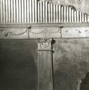 Pompeji. Stabianer Thermen. Raum mit Badewanne. Detail einer Wanddekoration mit Fries und Pilaster