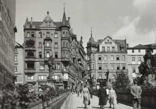 Glatz (heute Klodzko / Polen). Straßenbild mit Brücktorbrücke (1390) von Süden