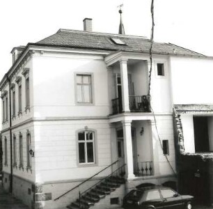 Dresden-Mickten, Kötzschenbroder Straße 24/26. Villa (um 1895). Hofansicht mit Treppeneingang und Balkon