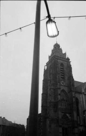 Wetzlar: Leuchtende Straßenlaterne über Dom