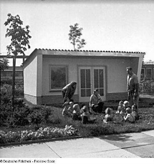 Kindergarten. Außenanlage mit Bungalow und Kindergruppe