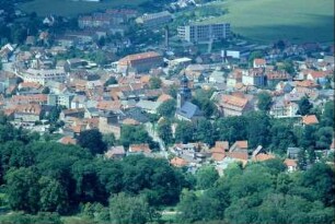Blick vom Paulinenturm auf den Stadtkern: die Stadtkirche St. Marien, Klosterbergschule, Zeughaus, neue Schule, Kurpark