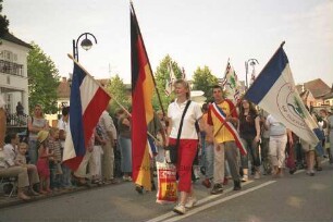 Kindervogelschießen: Umzug: Fahnen