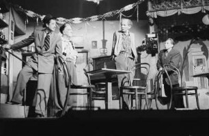 Szenenbilder aus dem Stück "Ein Leben lang" von William Saroyan im Schlossparktheater Berlin-Steglitz