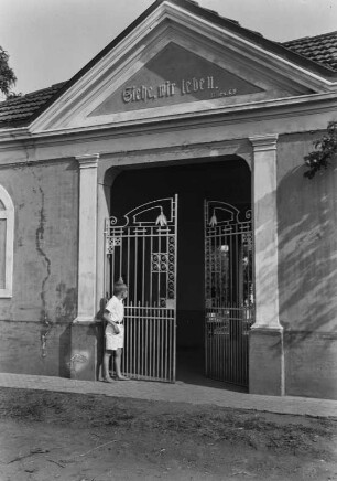 Evangelischer Friedhof : Eingangsportal zum evangelischen Friedhof.