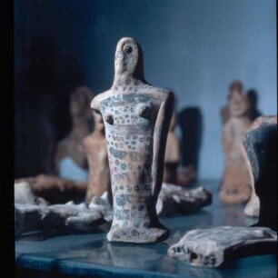 Samos, Archäologisches Museum Vathi. Bemalte Tonpuppe mit Vogelschnabelkopf, Ende 7. Jh. v. Chr.