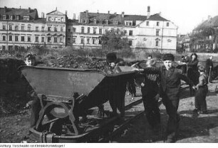 Dresden, Wiederaufbau. Beräumung mit der Trümmerbahn, um 1947