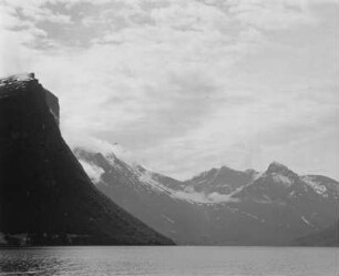 Fjord : Markante Felsformation am Rand eines Fjords.