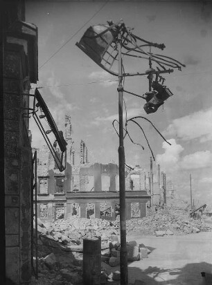 Dresden. Fahrleitungsmast mit daran hängendem Bettgestell, durch die Explosionswelle zerstört und herausgeschleutert. Kreuzung Ammonstraße/Falkenstraße