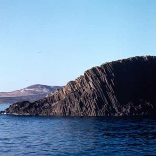 Milos. Die Glaronisia vor der Nordküste, Lavaklippen des Tertiärs