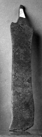 Flacher Griff mit gravierten Ornamenten (vermutlich von einem Sieb)